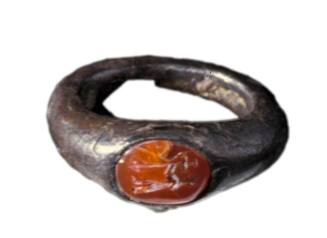 Ring with engraved gem