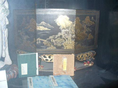 carved wooden box (used to deliver a petition to an overlord)