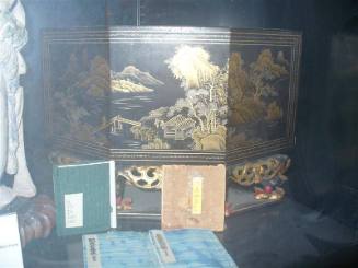carved wooden box (used to deliver a petition to an overlord)